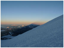 Der Elbrus wirft seinen Schatten