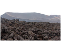 Zum Abschluss gehts durch die Vulkanlandschaft unterhalb der Gipfelkrater